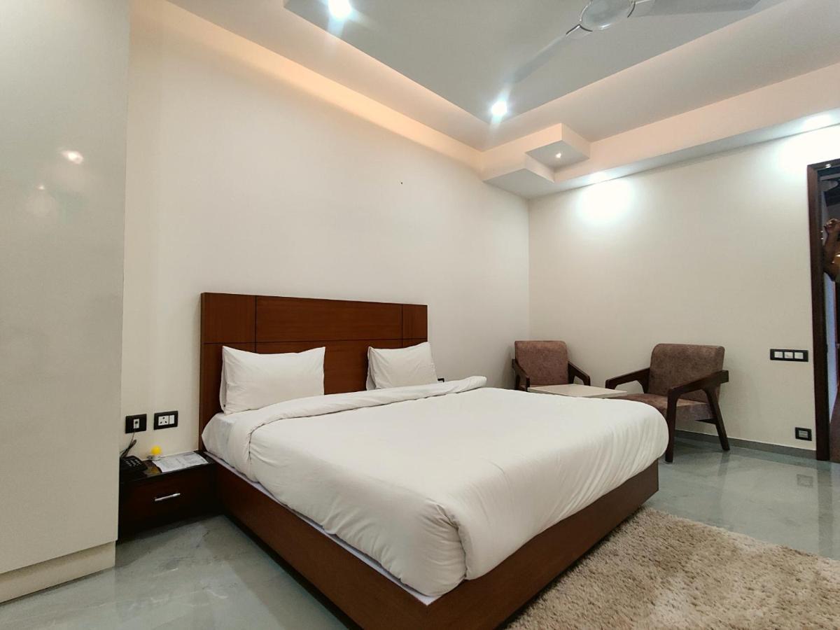 The Shacon Hotel Ноида Екстериор снимка